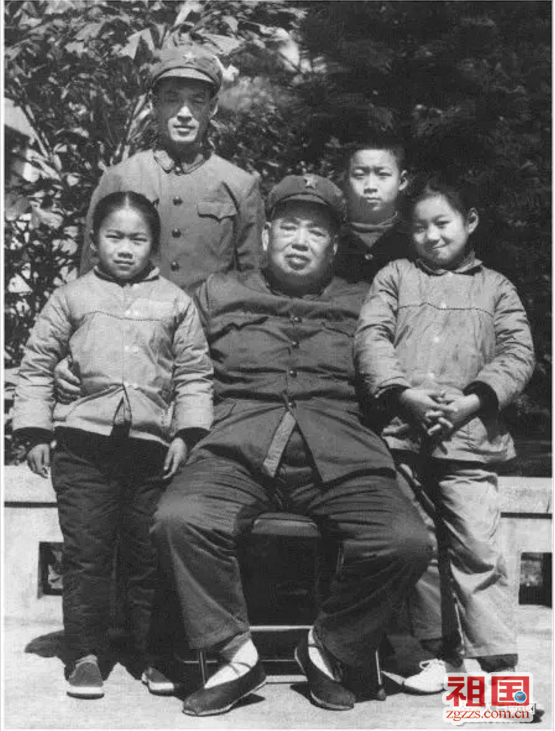 翻阅信件时,许道江拿起一封信,向大白新闻回忆了一段关于高考的往事,"